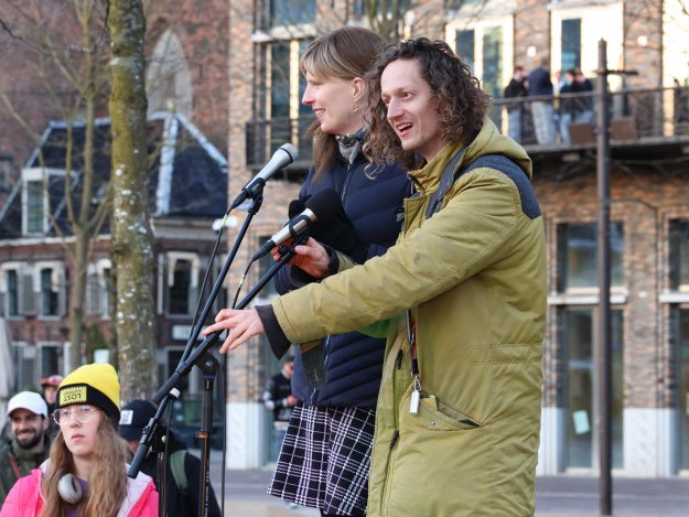 Teun(tje) en Erieke op het podium voor TDOV